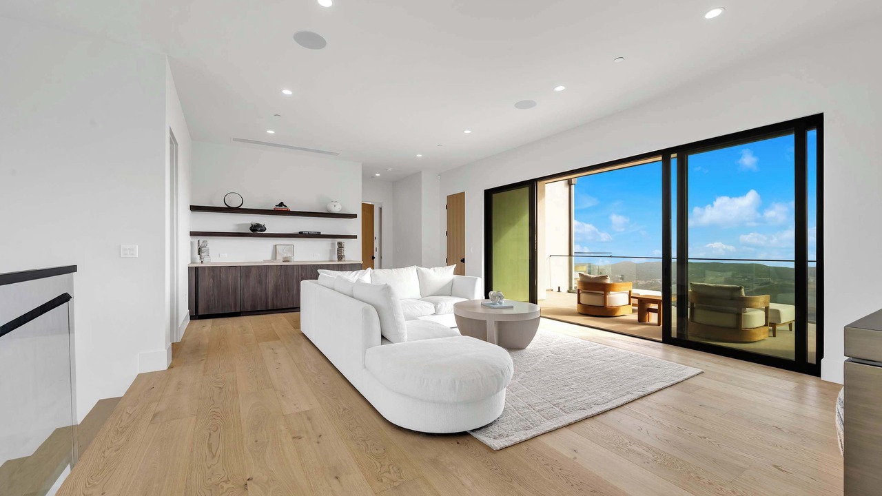 Photo of Livingroom in Central Malibu