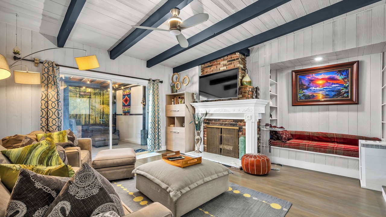 Photo of Livingroom in Van Nuys