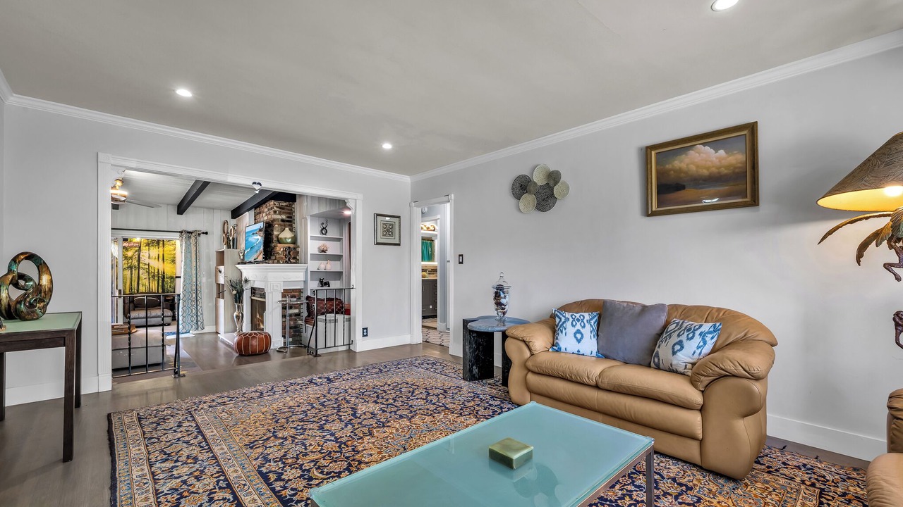 Photo of Livingroom in Van Nuys