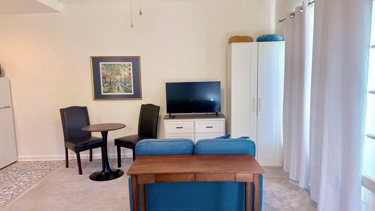 Photo of Livingroom in Mid-Wilshire