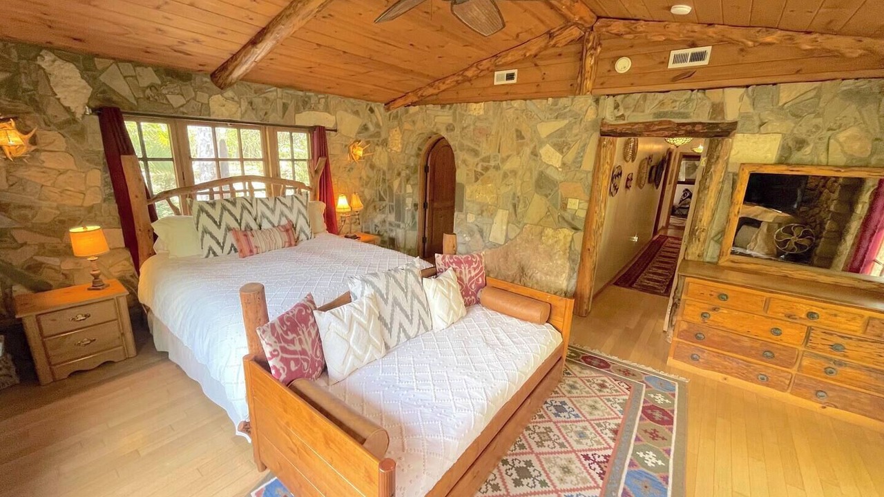 Photo of Bedroom in Meiners Oaks