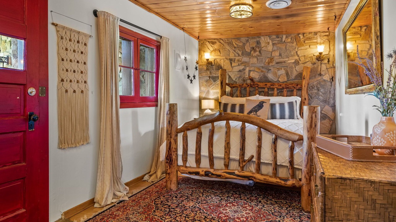 Photo of Bedroom in Meiners Oaks