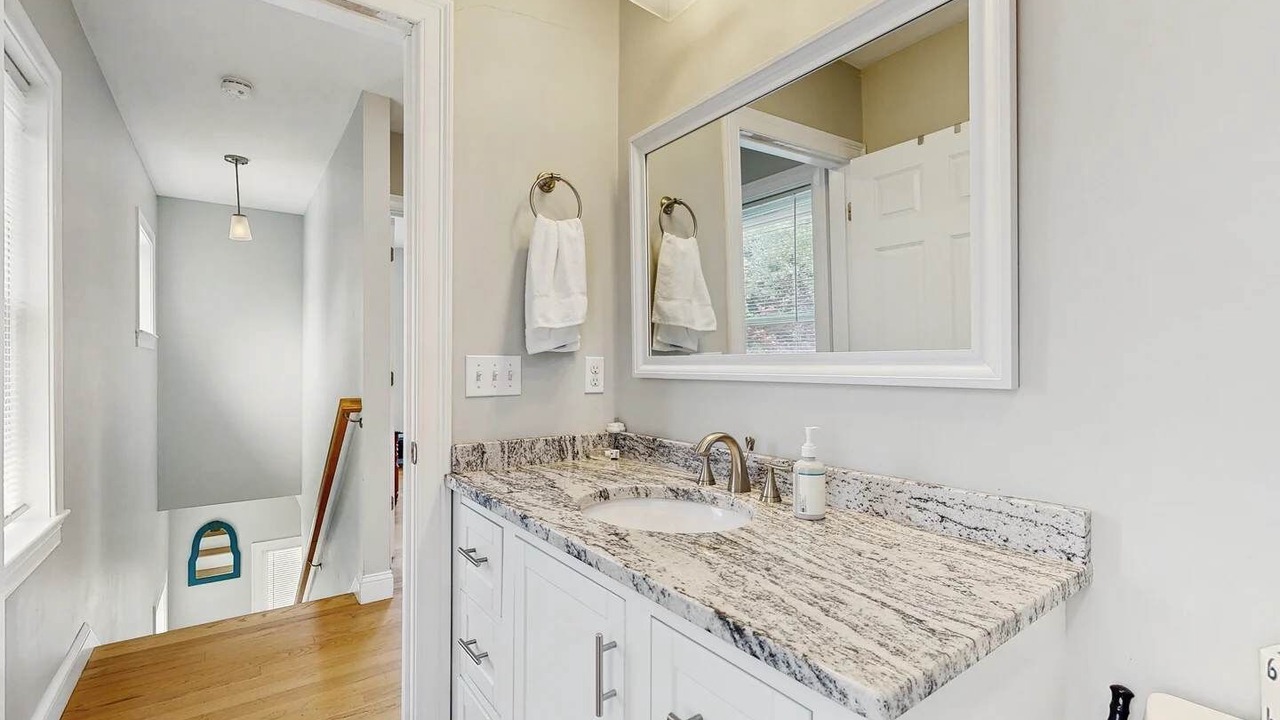 Photo of Bathroom in Teaticket