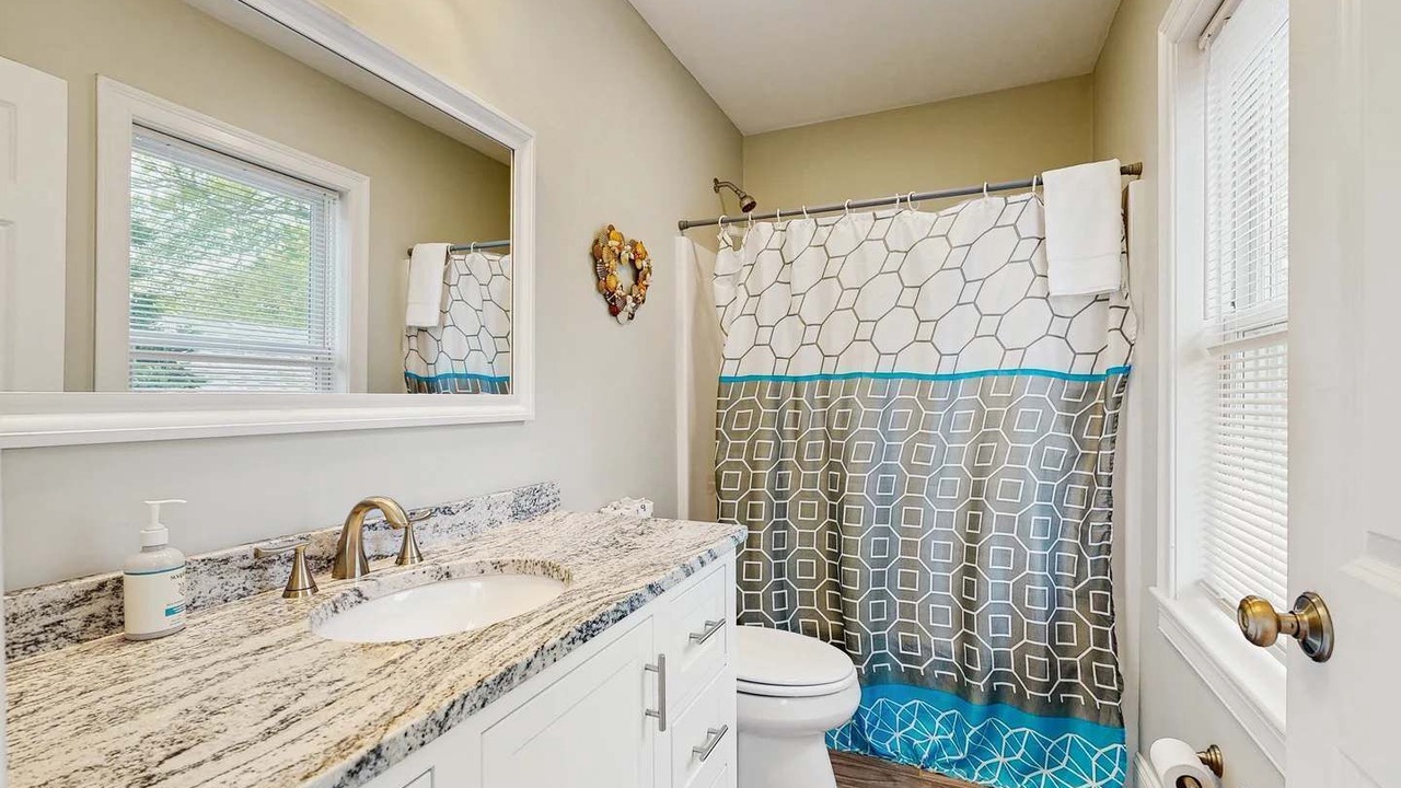 Photo of Bathroom in Teaticket