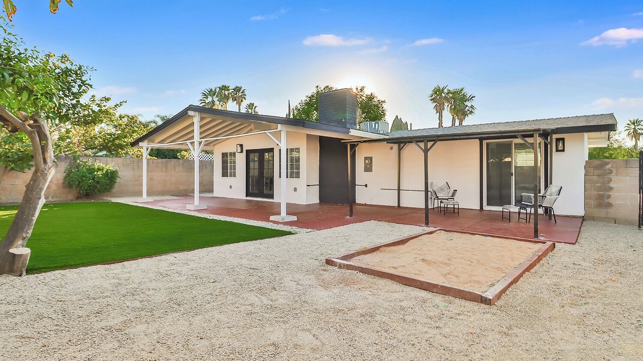 Photo of Outdoor in Canoga Park