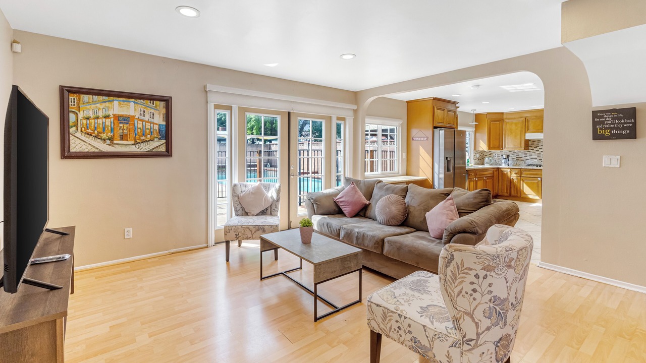 Photo of Livingroom in Tarzana