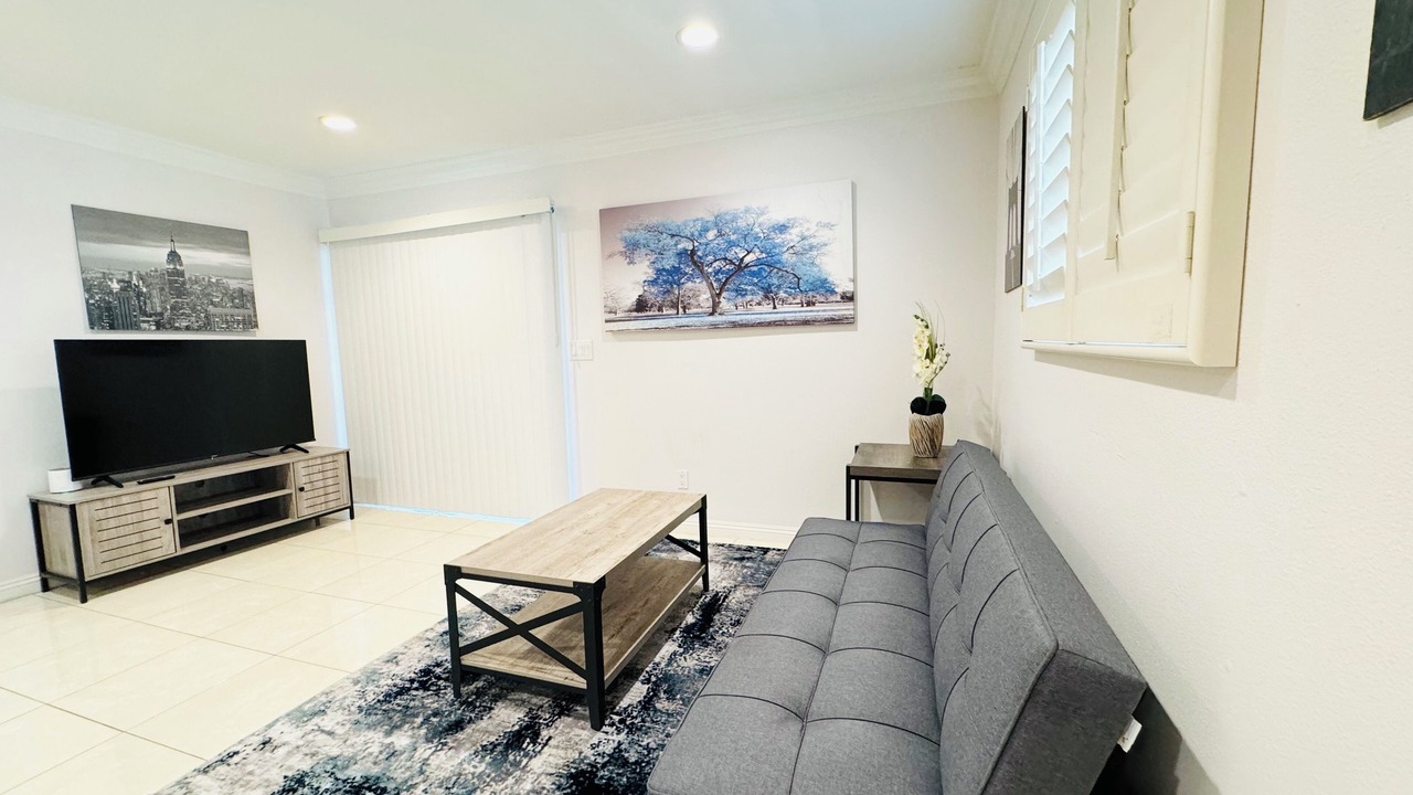 Photo of Livingroom in Midway City