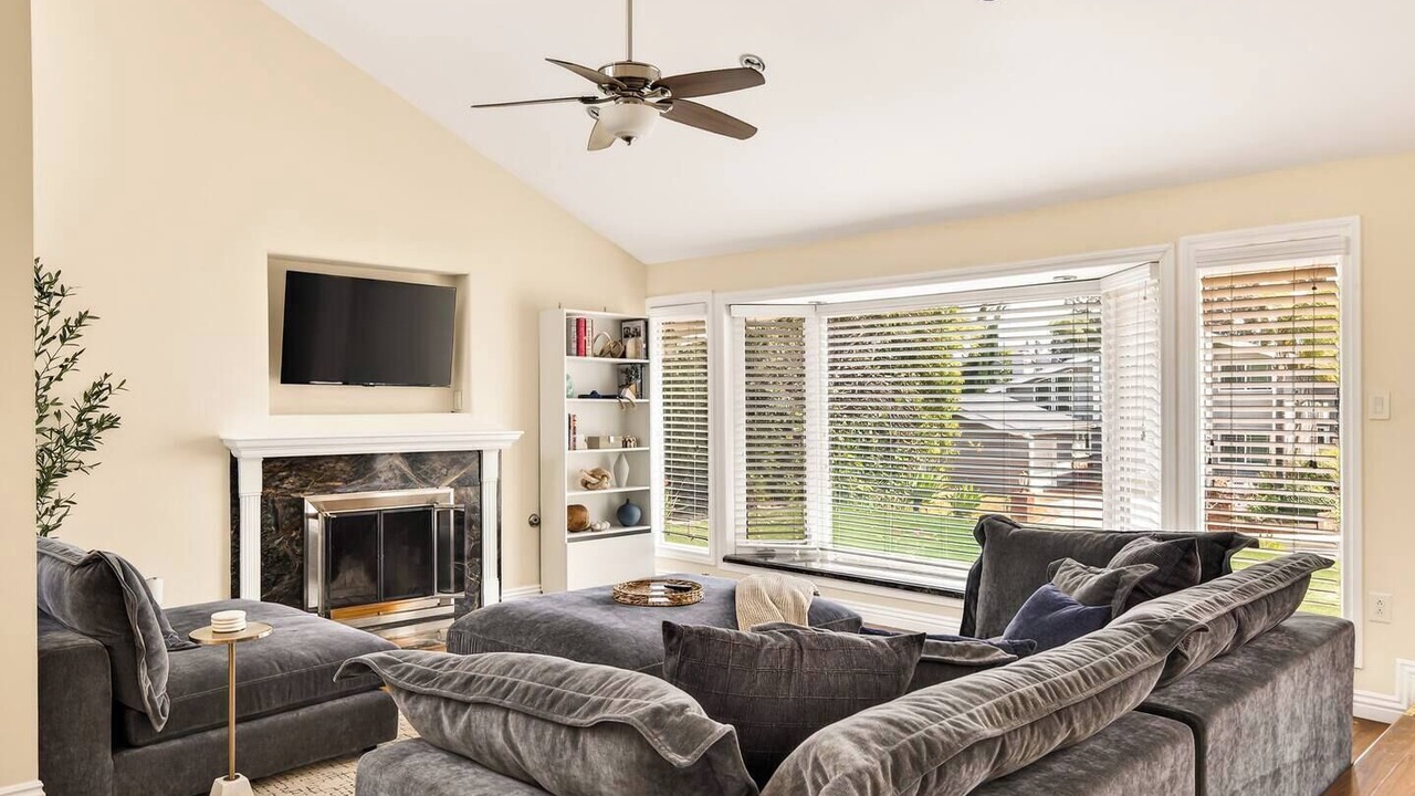 Photo of Livingroom in Newhall