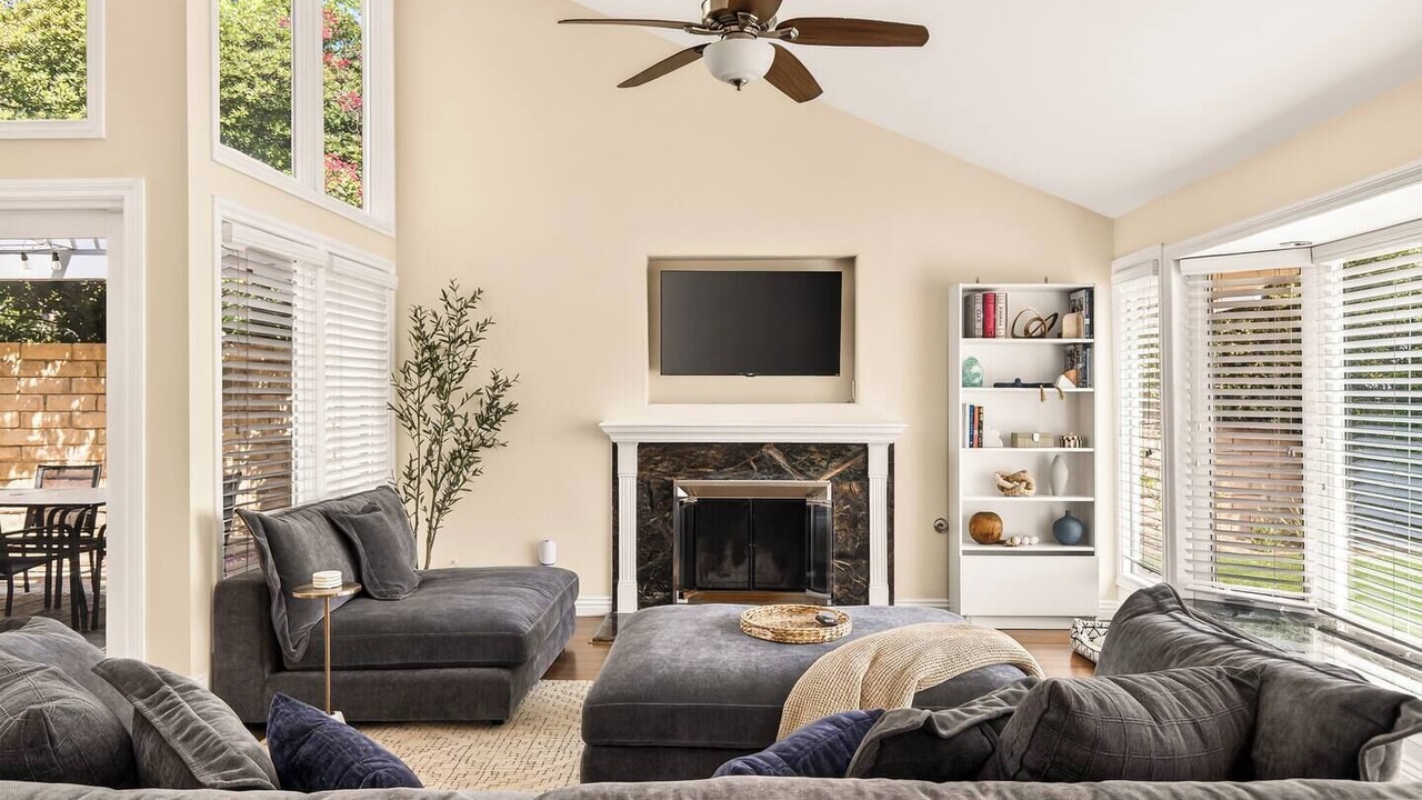 Photo of Livingroom in Newhall