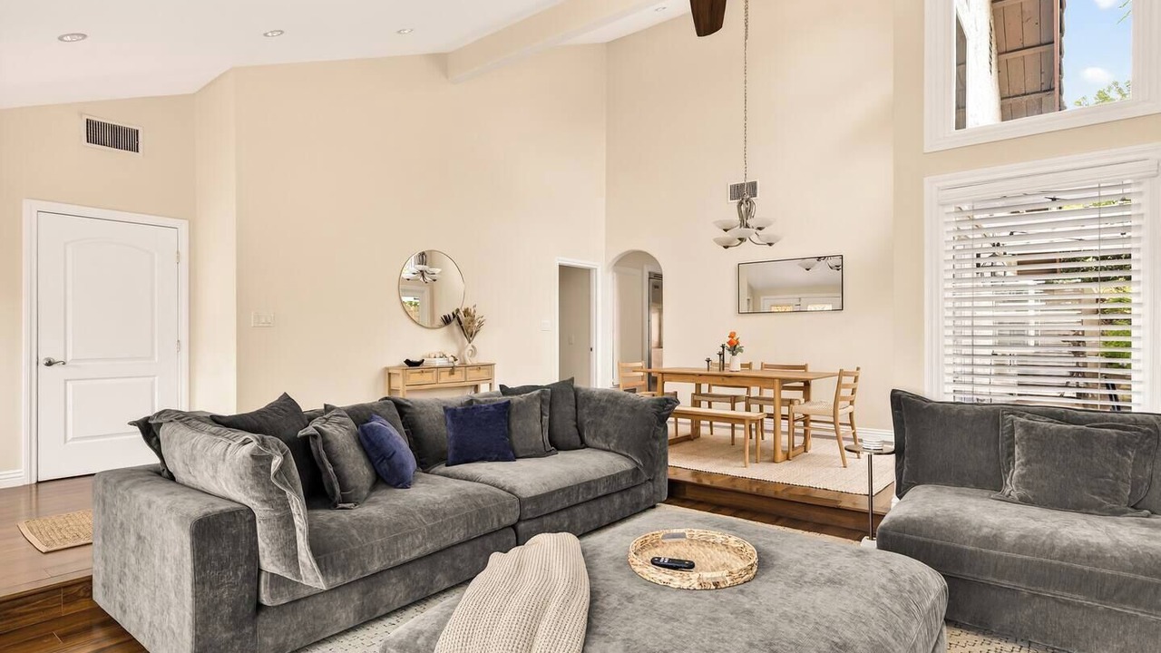 Photo of Livingroom in Newhall