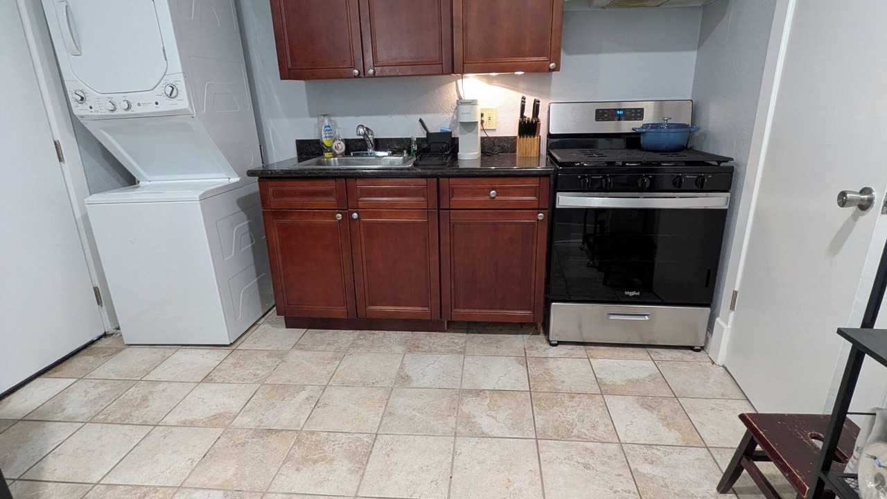 Photo of Kitchen in Black Pearl