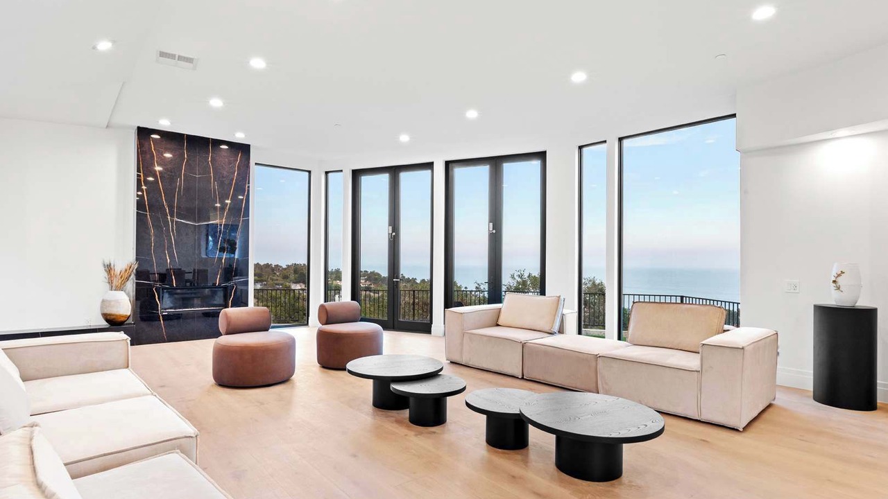 Photo of Livingroom in Central Malibu