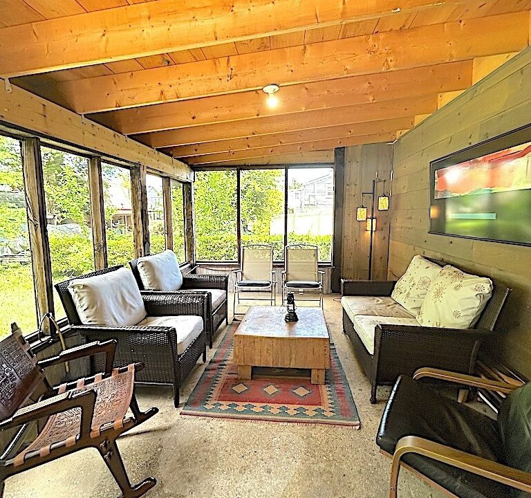 Photo of Livingroom in Calvert Beach-Long Beach