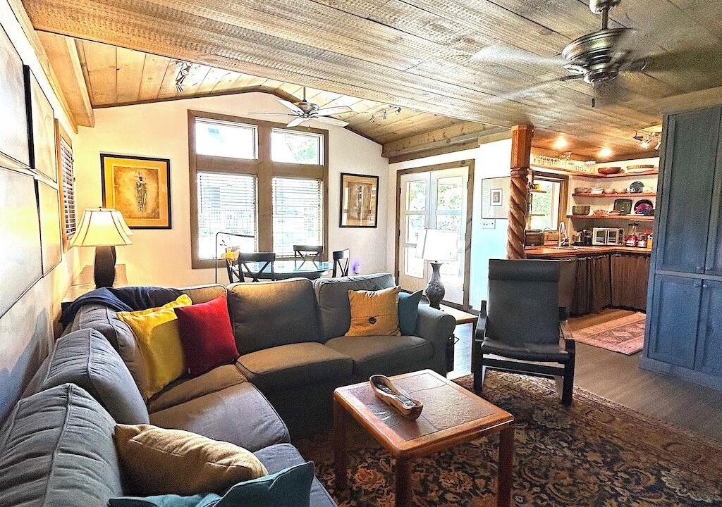 Photo of Livingroom in Calvert Beach-Long Beach