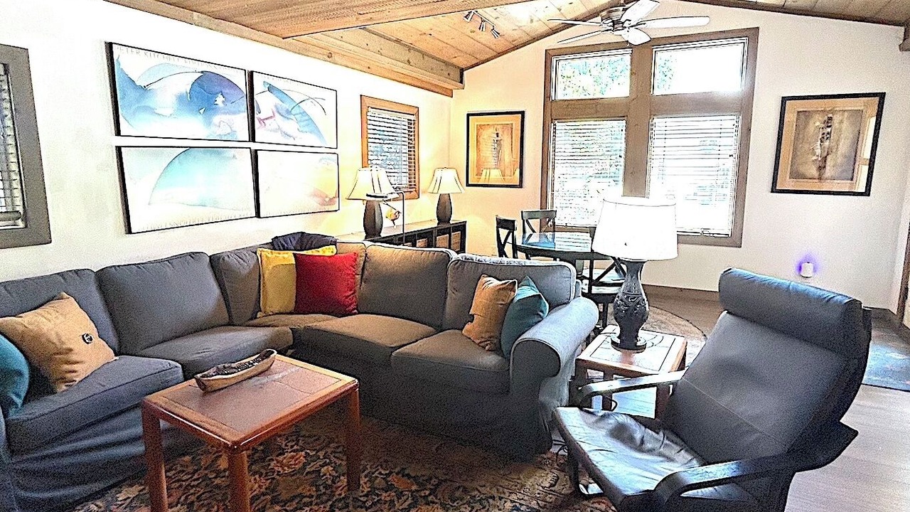Photo of Livingroom in Calvert Beach-Long Beach