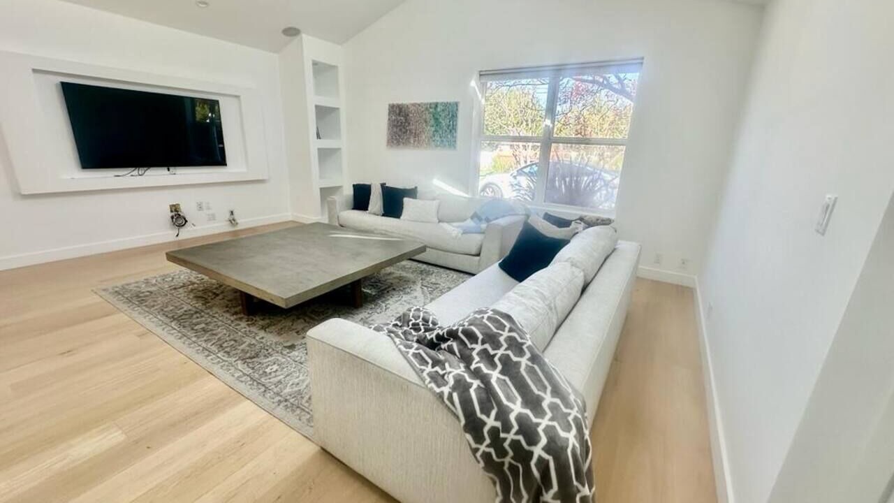 Photo of Livingroom in Woodland Hills