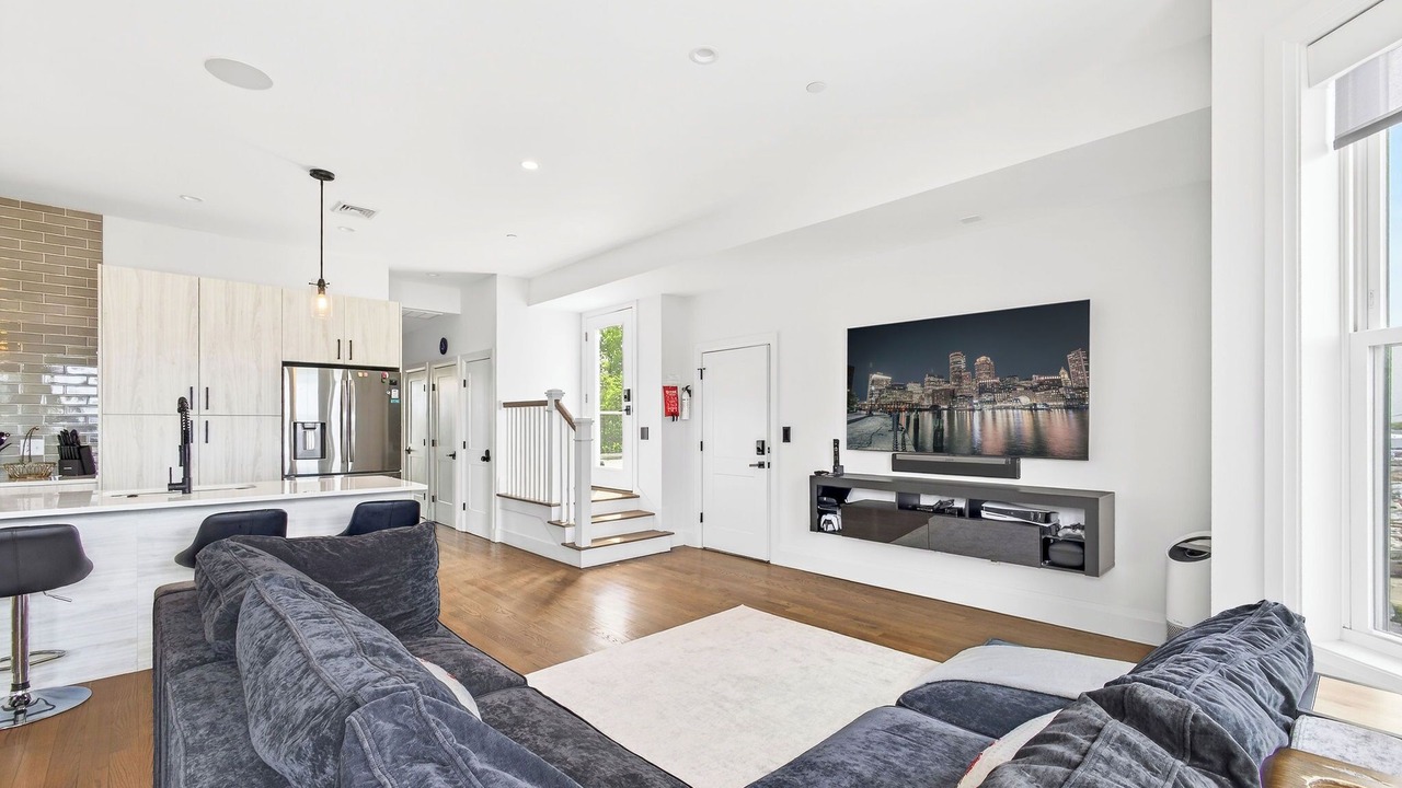 Photo of Livingroom in Harbor View - Orient Heights
