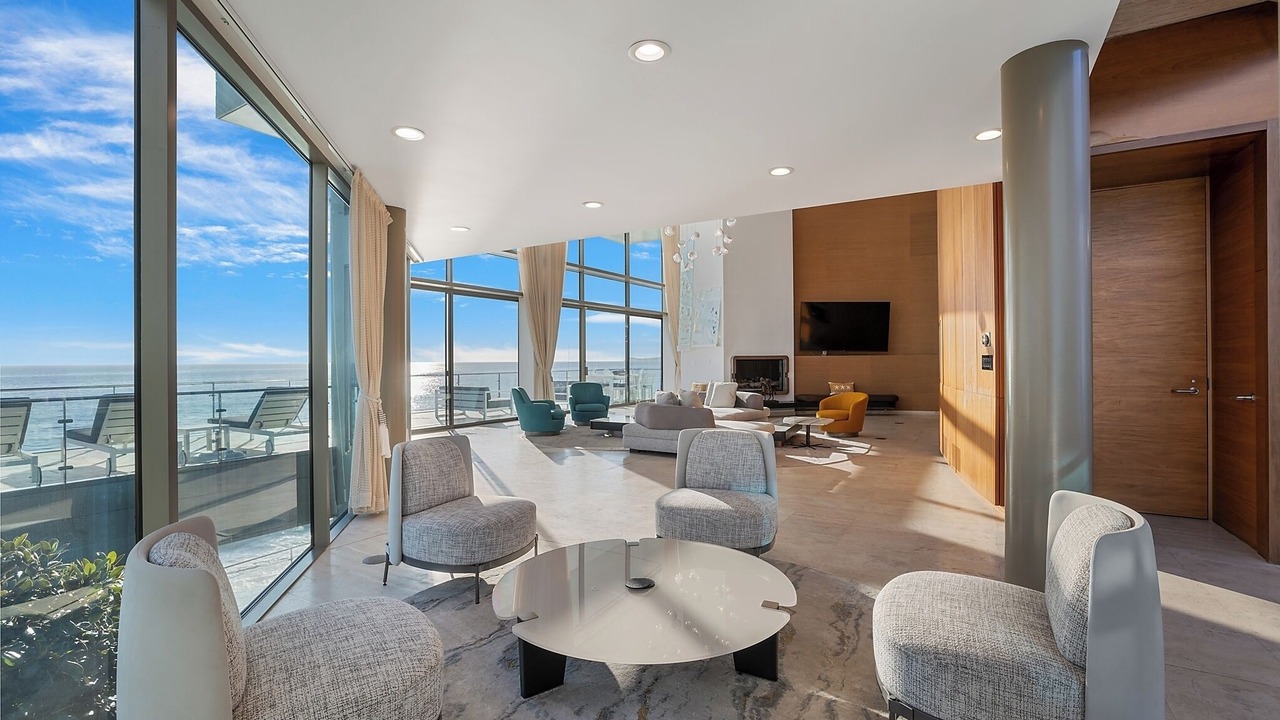 Photo of Livingroom in Central Malibu
