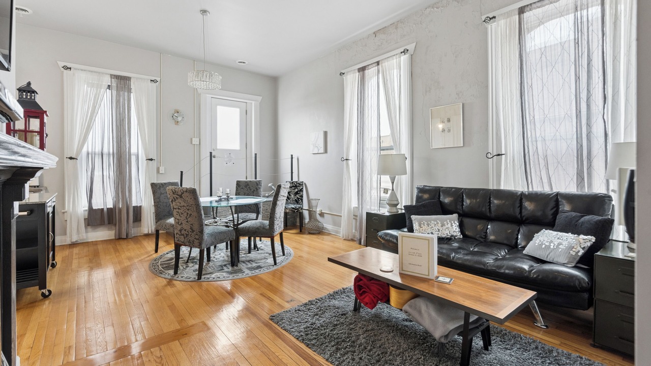 Photo of Livingroom in Newton