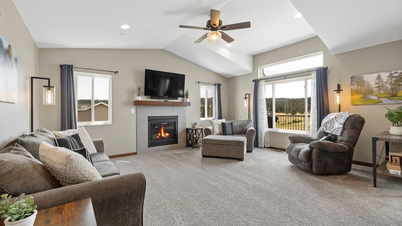 Photo of Livingroom in Colonial Pine Hills