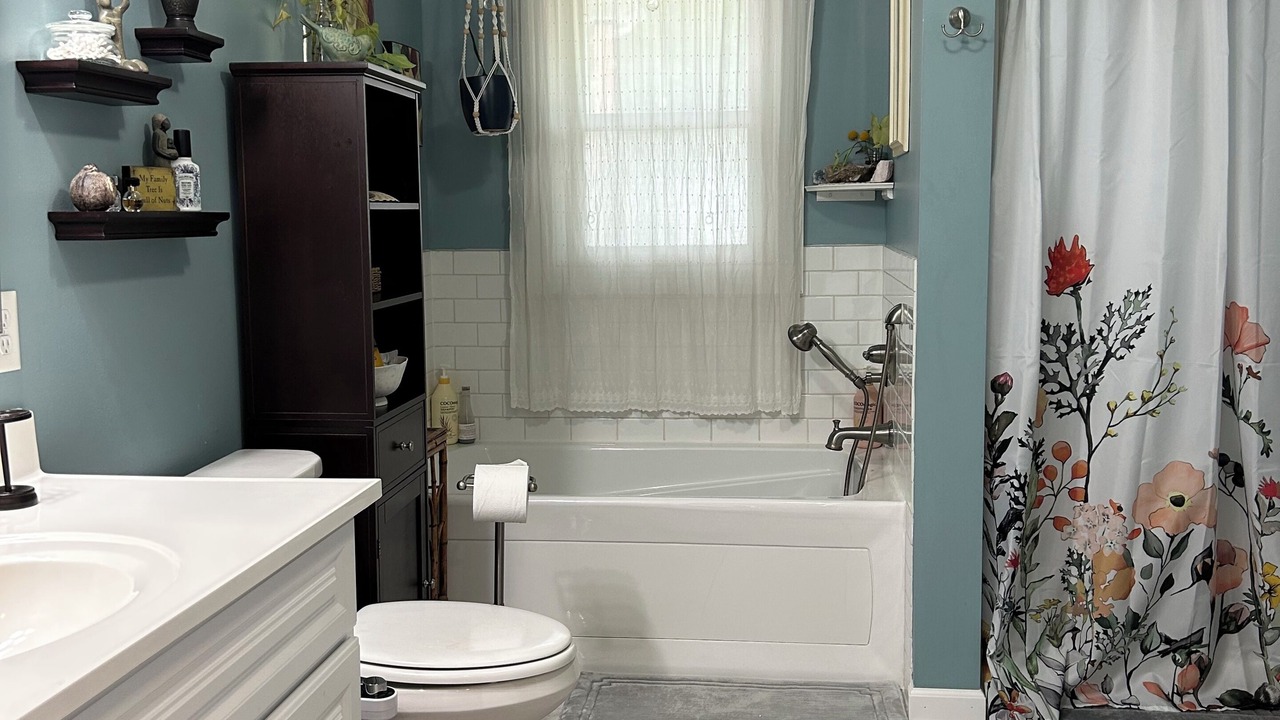 Photo of Bathroom in Maple Lake