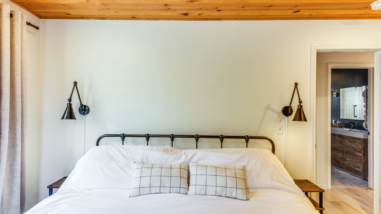 Photo of Bedroom in Lake Shore