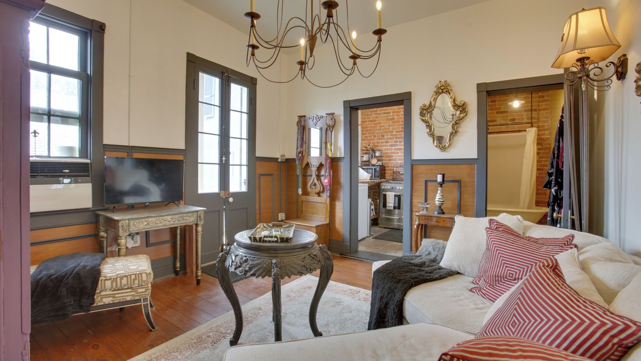Photo of Livingroom in French Quarter
