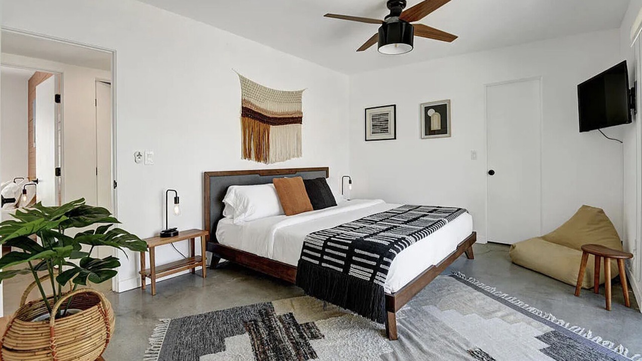 Photo of Bedroom in Racquet Club West