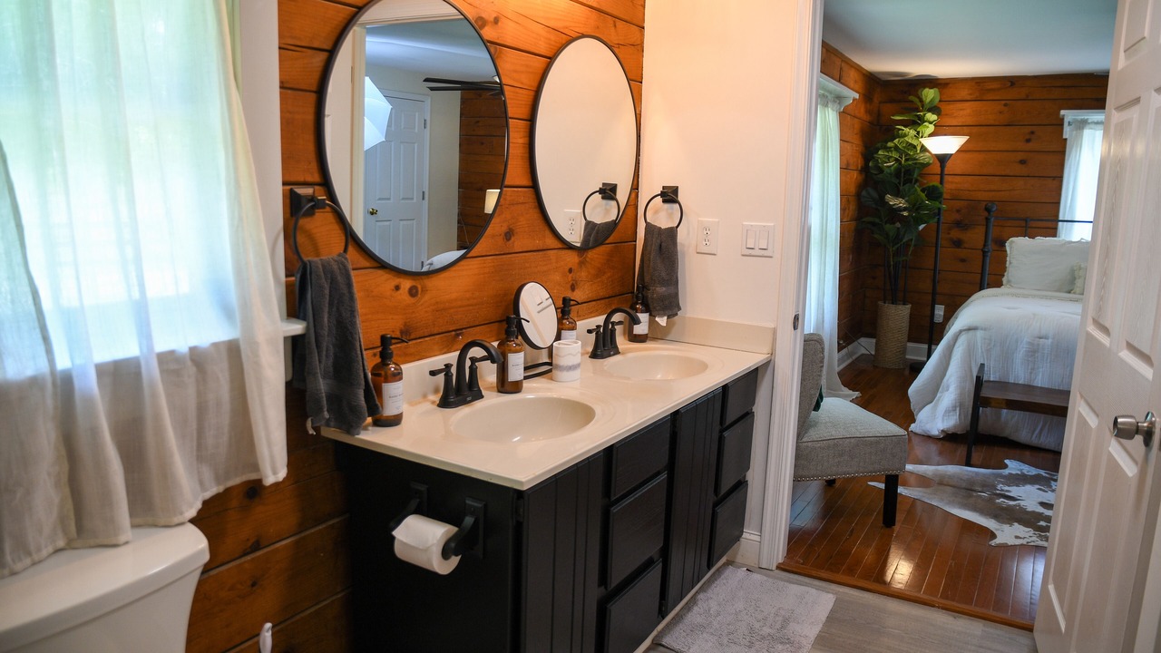 Photo of Bathroom in Round Hill