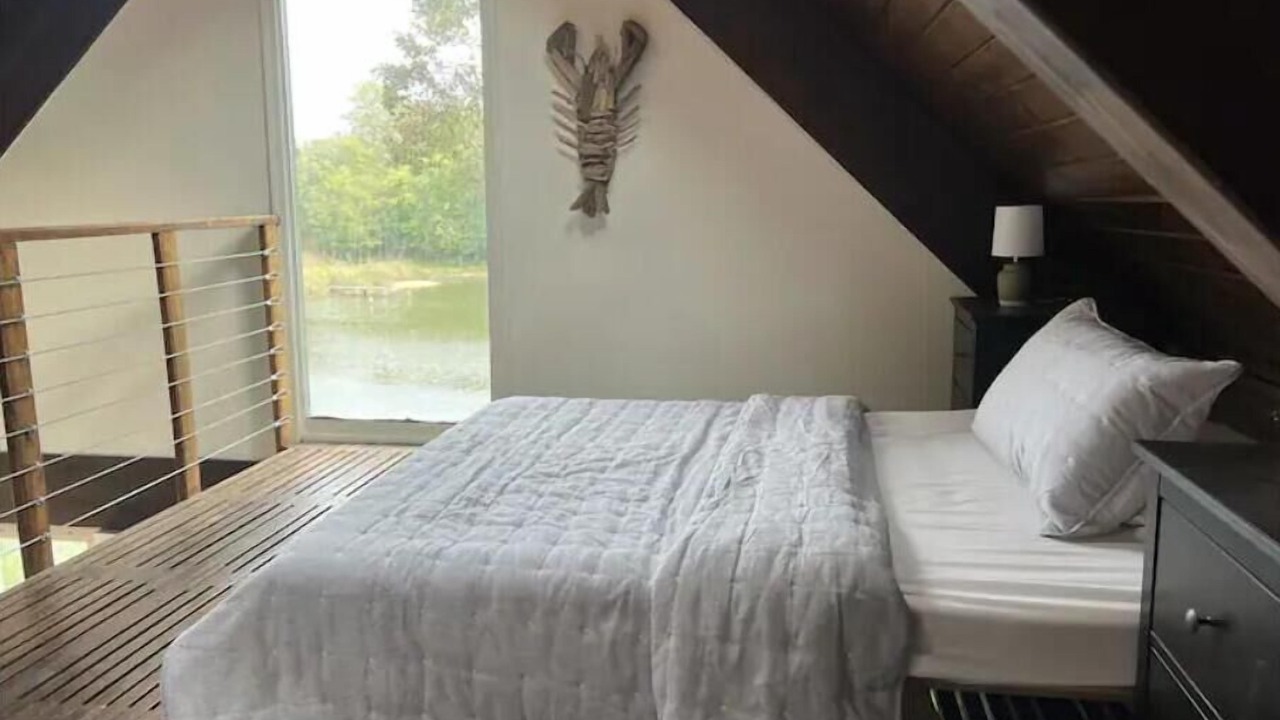 Photo of Bedroom in Lake Shore