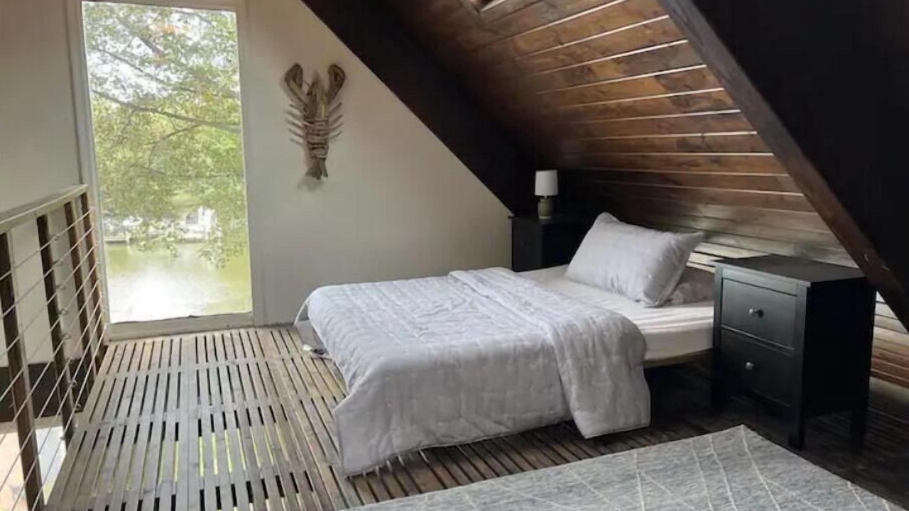 Photo of Bedroom in Lake Shore