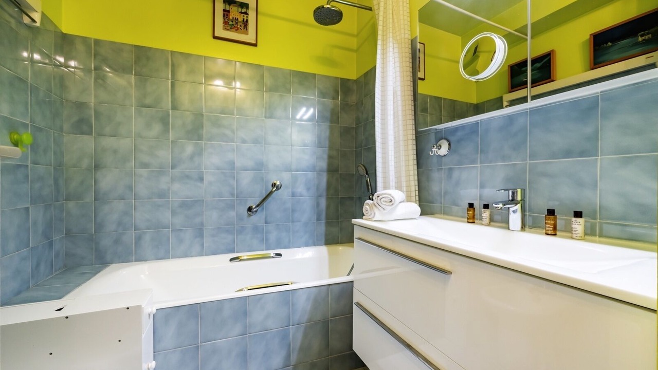 Photo of Bathroom in Saint-Lambert
