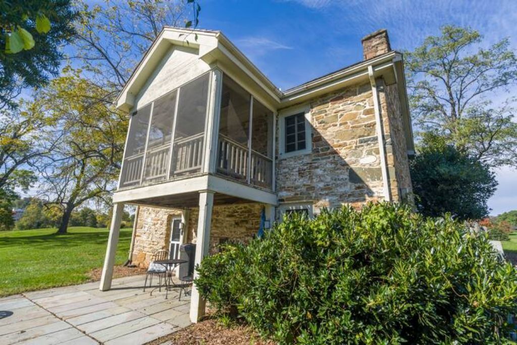 Photo of Outdoor in Round Hill
