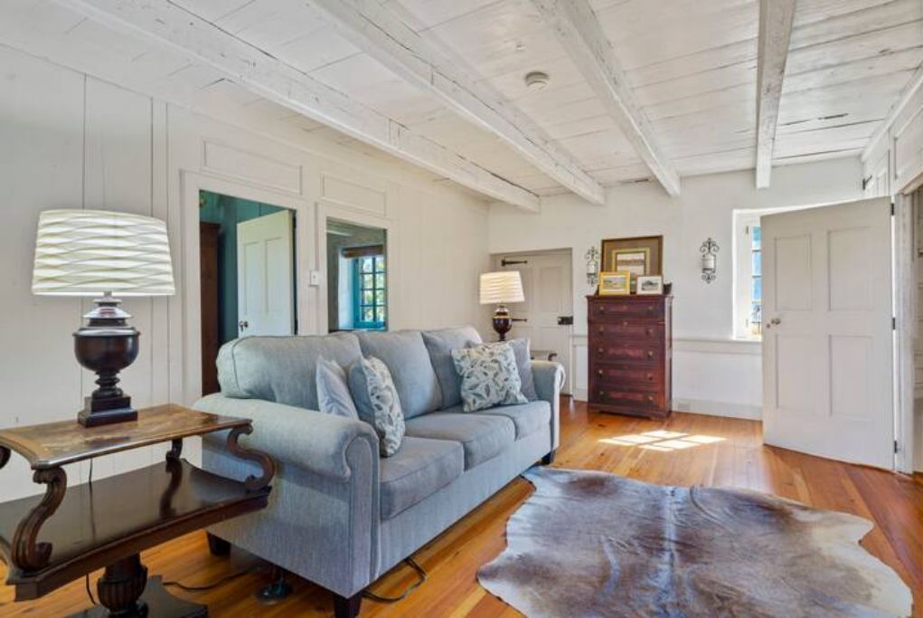 Photo of Livingroom in Round Hill