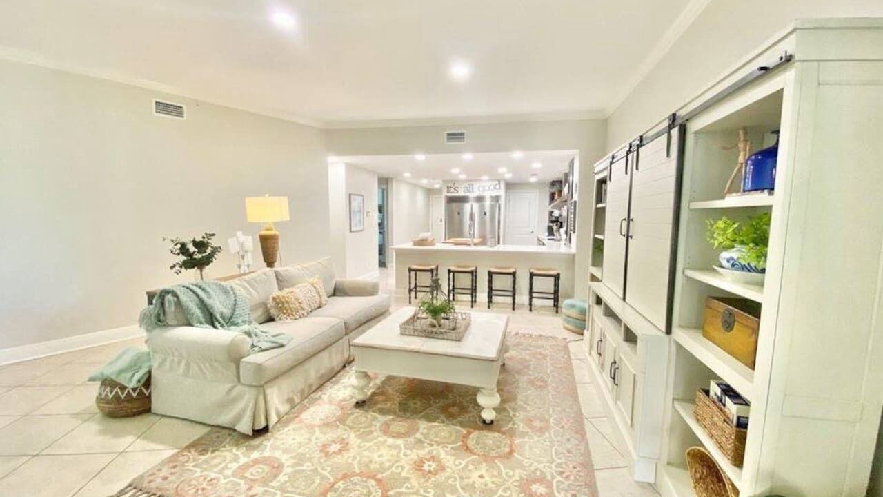 Photo of Livingroom in Henderson Point