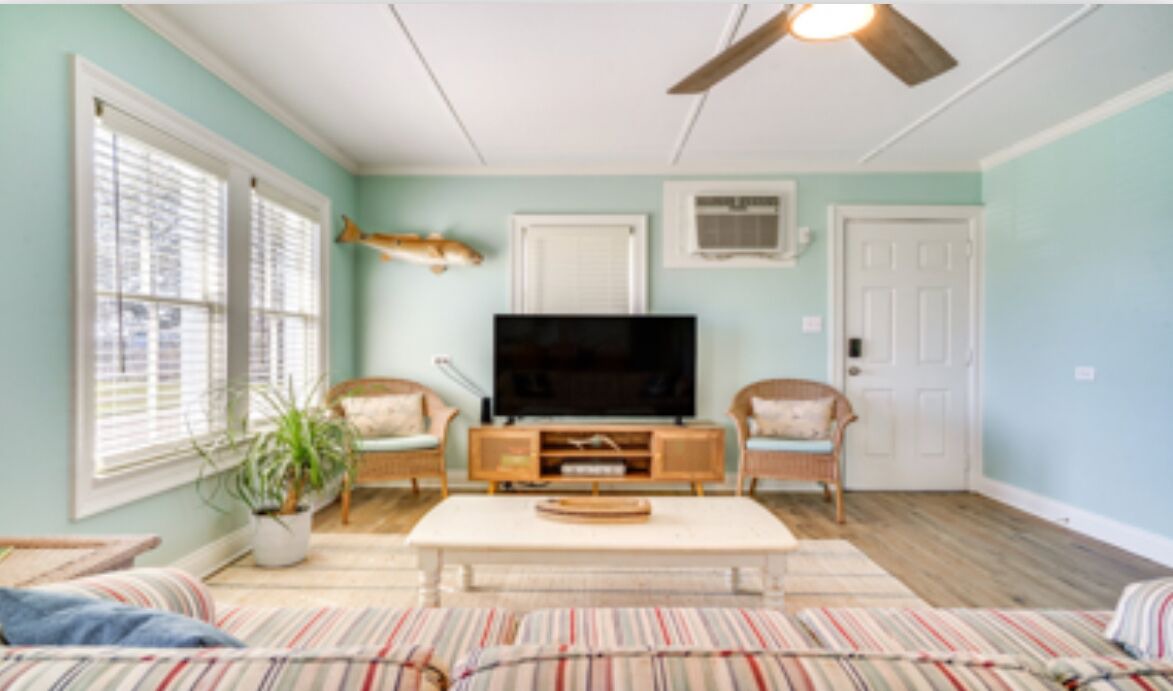 Photo of Livingroom in Cypremort Point