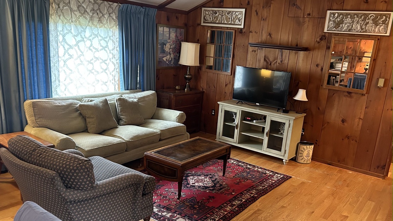 Photo of Livingroom in Saunderstown