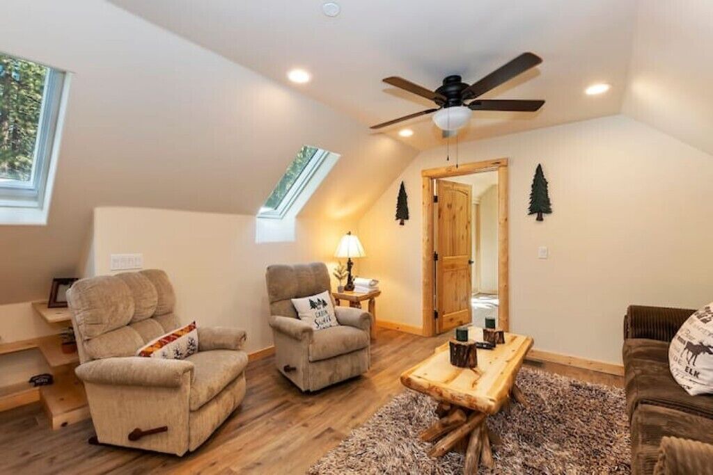 Photo of Livingroom in Summit Estates