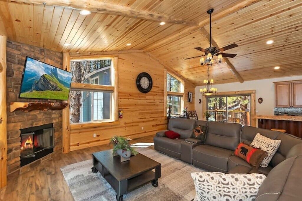 Photo of Livingroom in Summit Estates