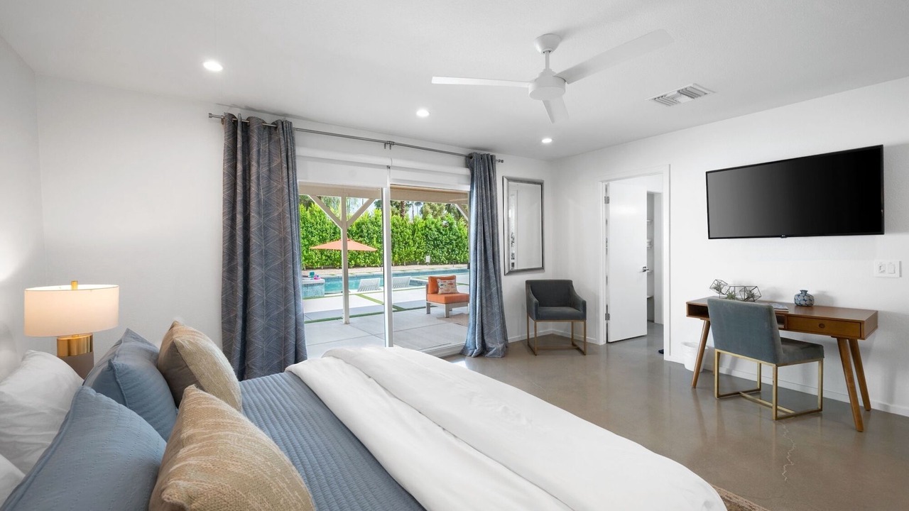 Photo of Bedroom in Racquet Club West
