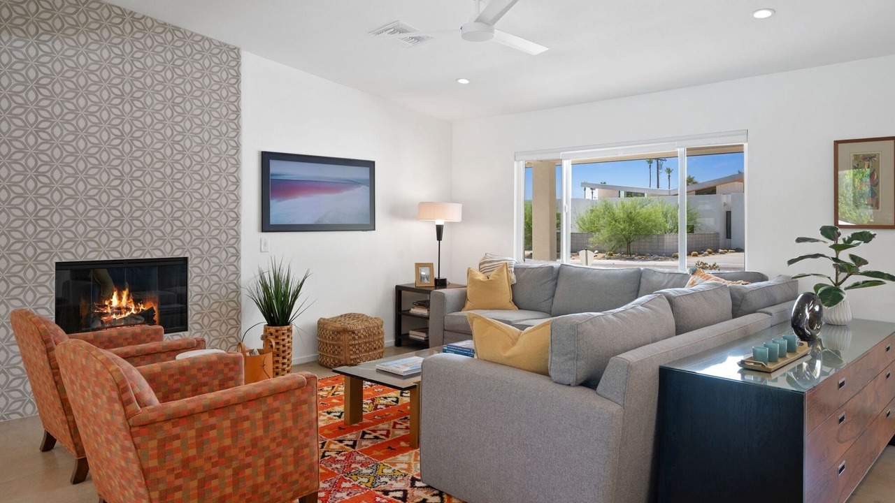 Photo of Livingroom in Racquet Club West