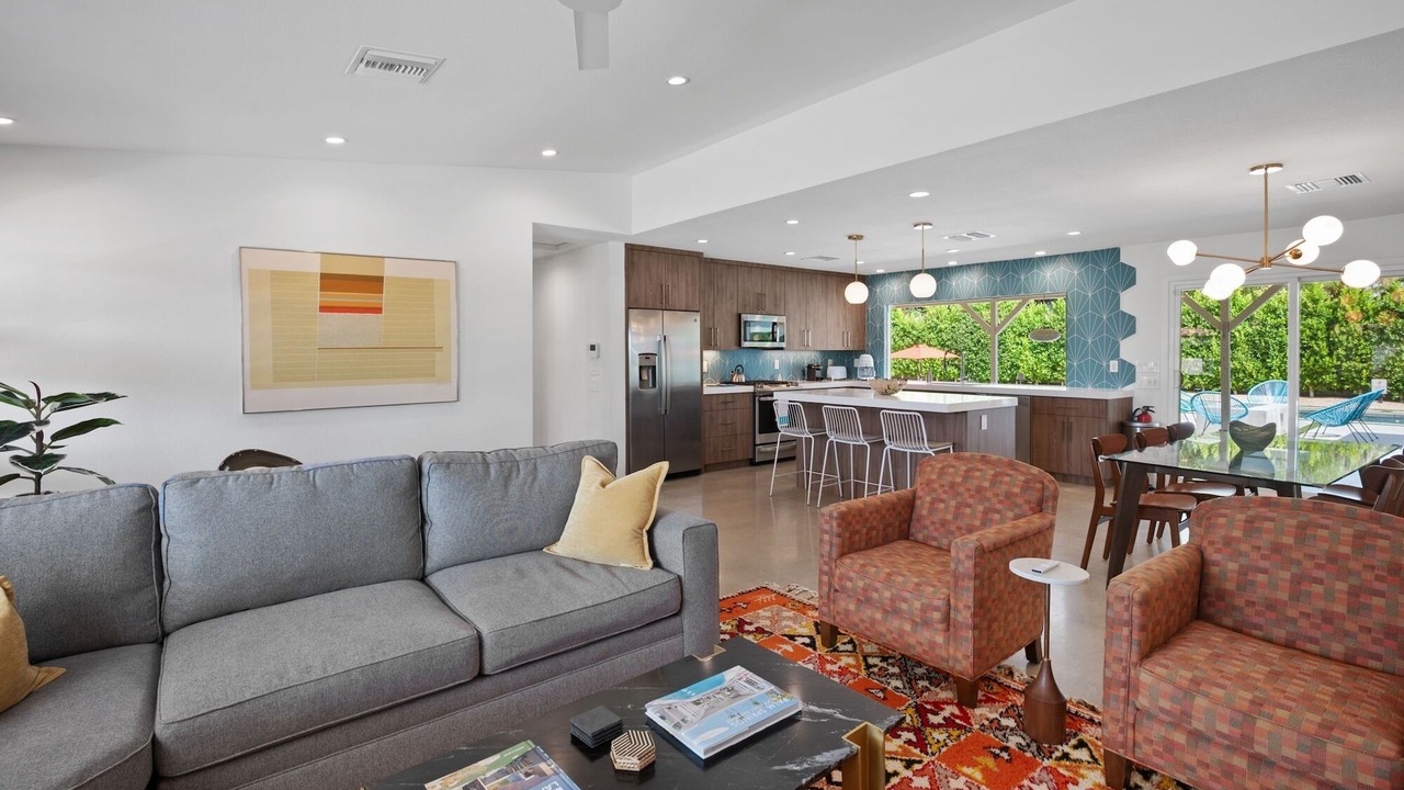 Photo of Livingroom in Racquet Club West