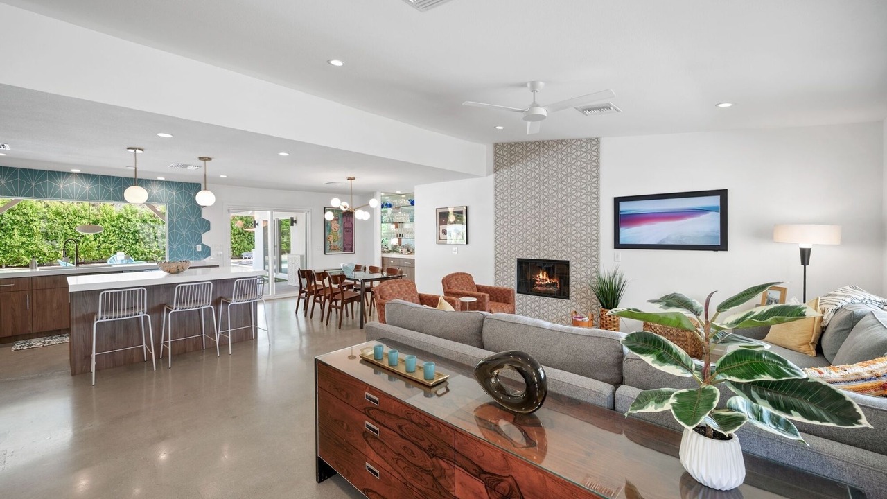 Photo of Livingroom in Racquet Club West