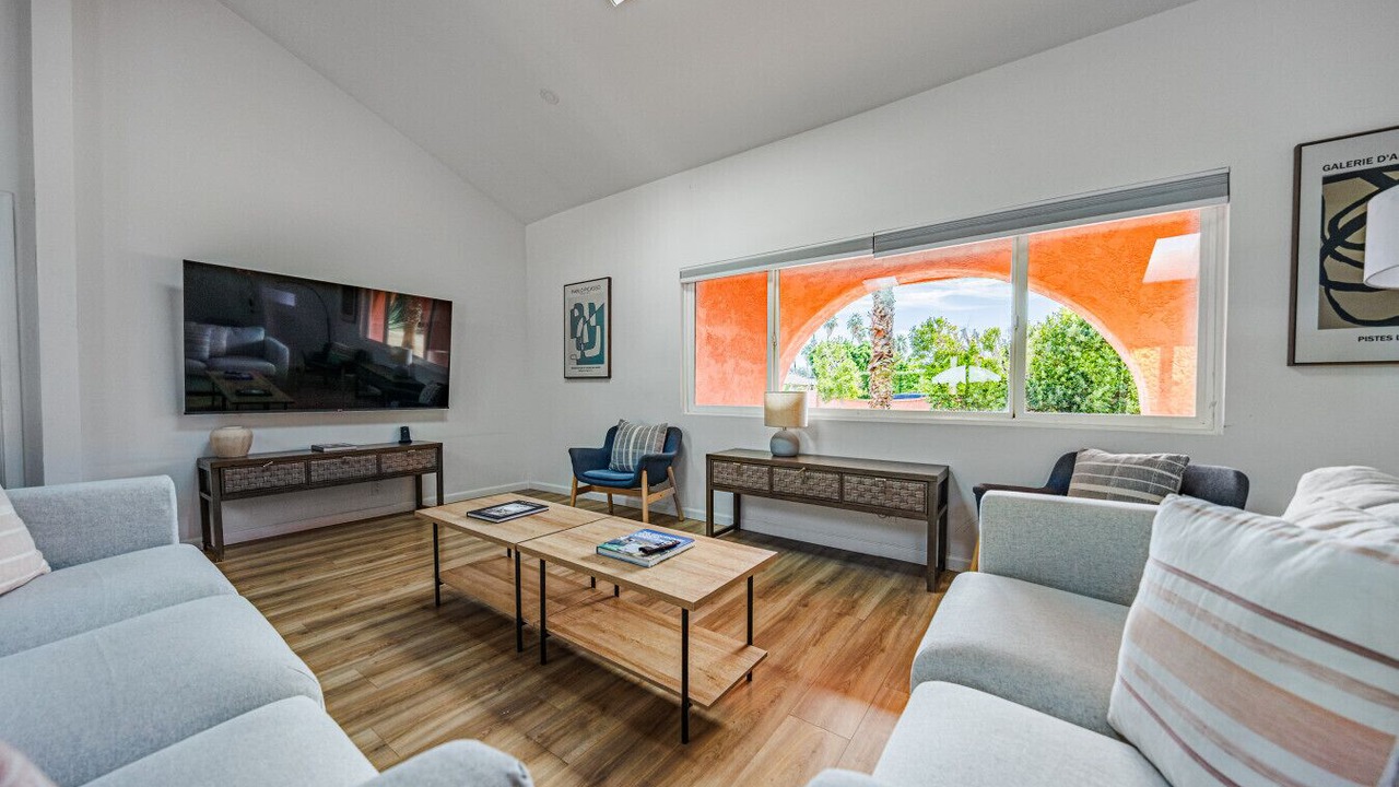 Photo of Livingroom in Racquet Club West