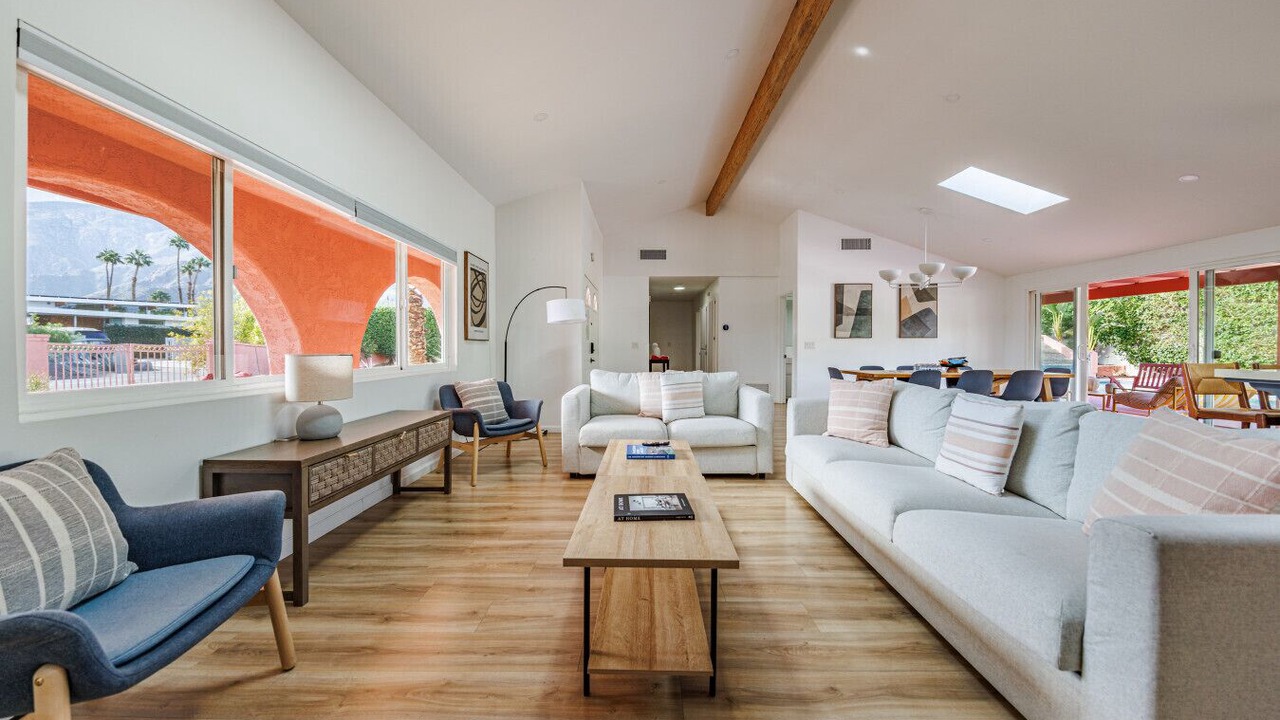 Photo of Livingroom in Racquet Club West