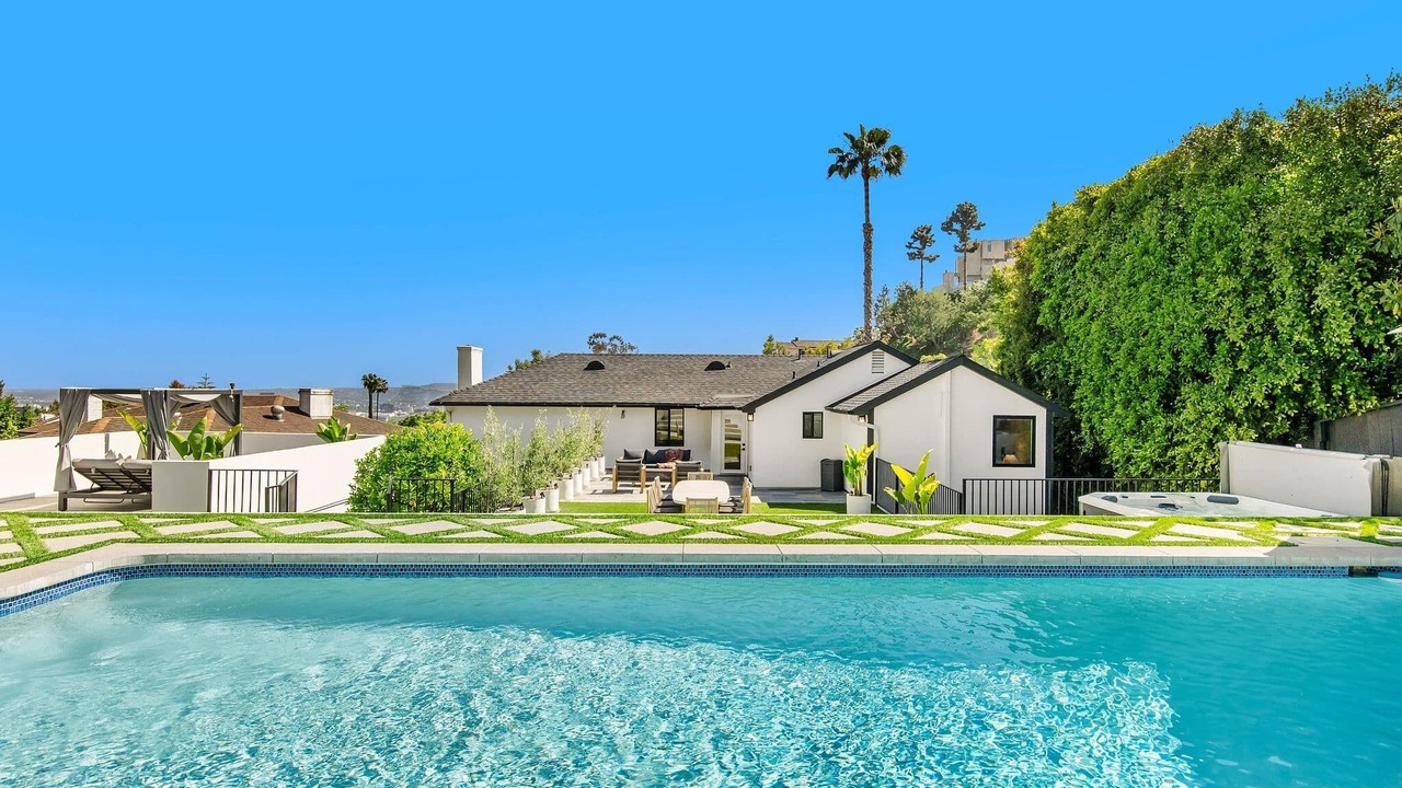 Photo of Outdoor in Hollywood Hills West