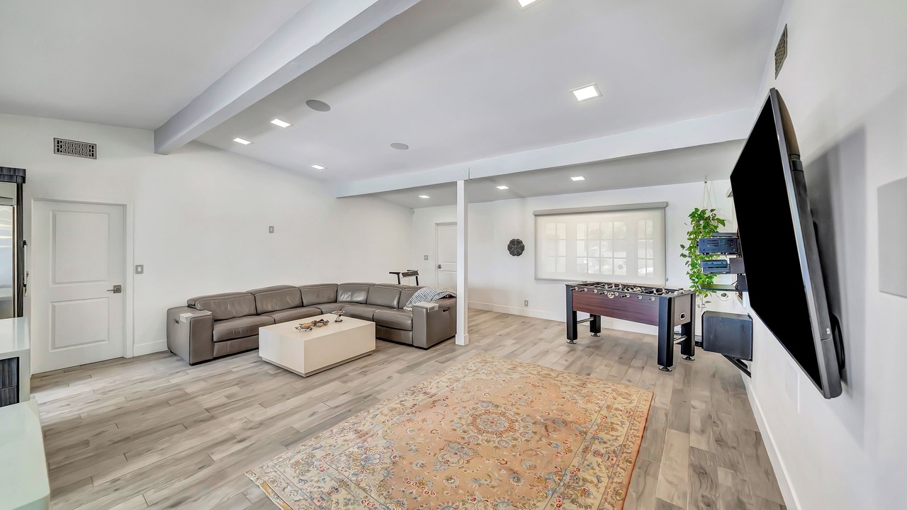 Photo of Livingroom in Woodland Hills