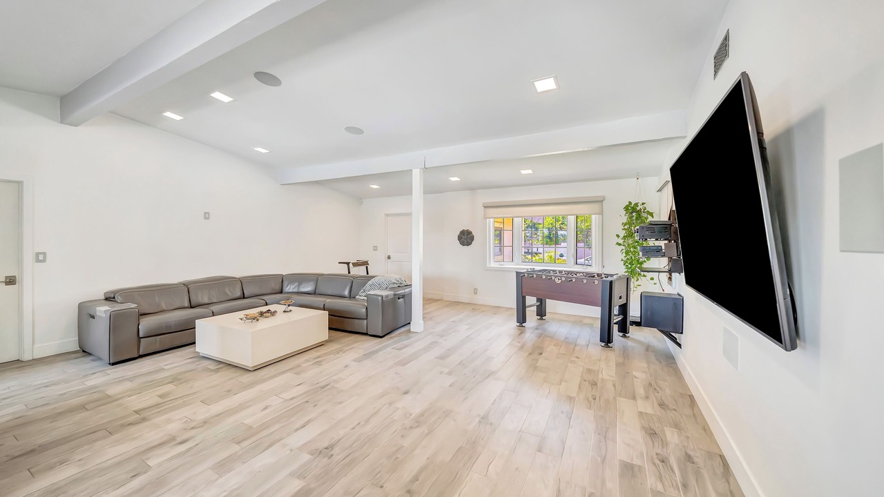 Photo of Livingroom in Woodland Hills