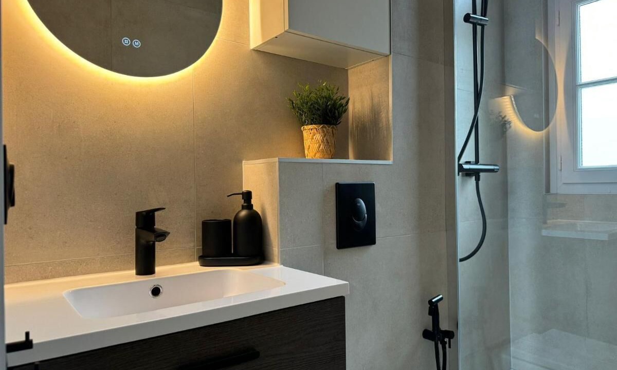 Photo of Bathroom in Republique–Point-du-Jour
