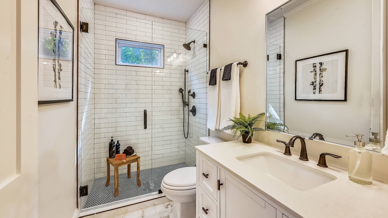 Photo of Bathroom in Forest Hills - Woodbourne
